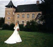 Braut vor dem Haupthaus des Herrenhauses Steprath